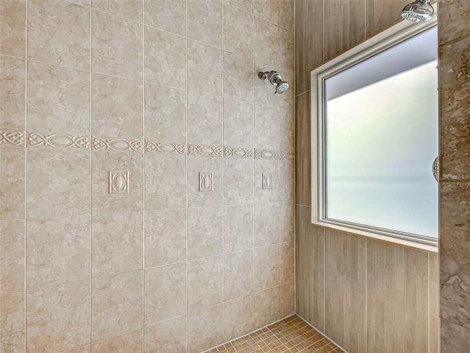 待售: $340,000 (2 贝兹, 2 浴室, 1165 平方英尺)