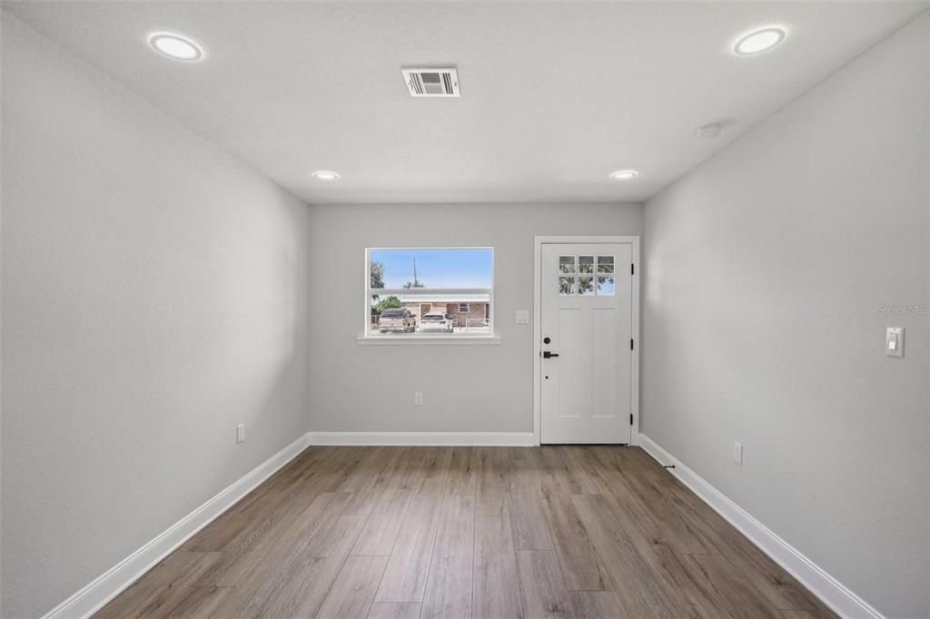 待售: $249,999 (3 贝兹, 1 浴室, 888 平方英尺)