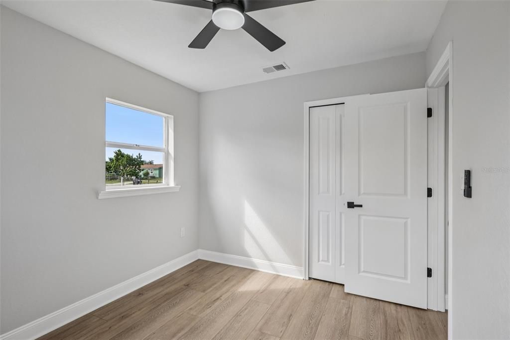 待售: $249,999 (3 贝兹, 1 浴室, 888 平方英尺)