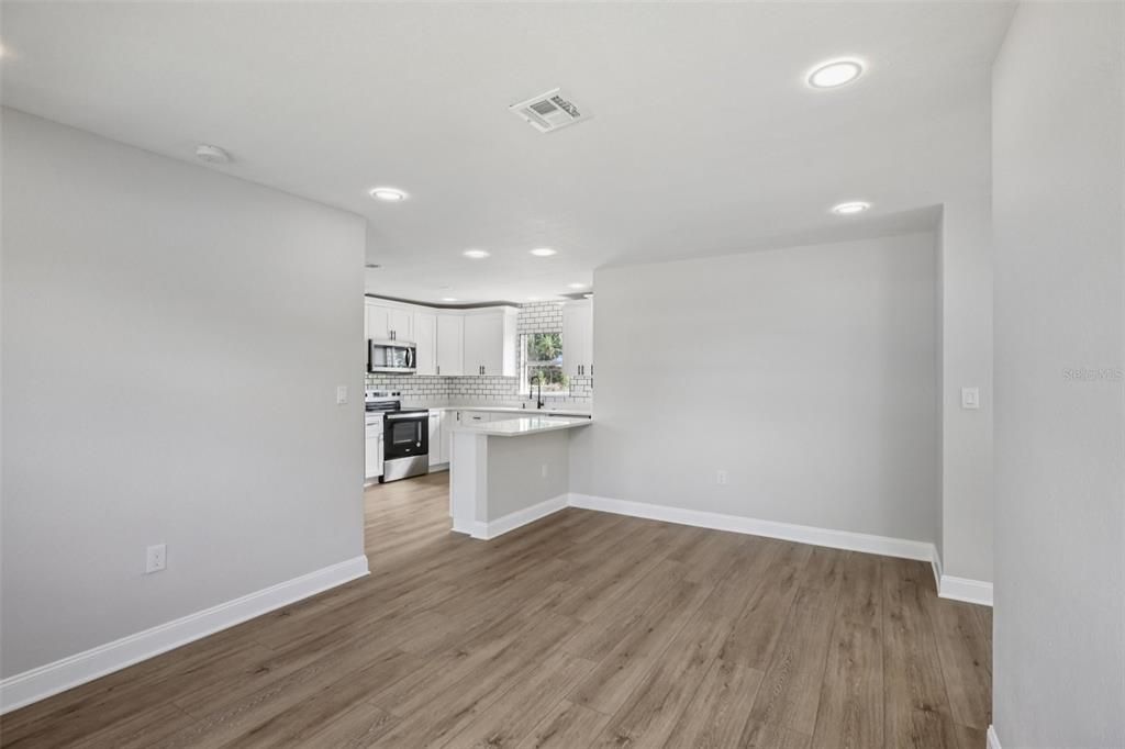 待售: $249,999 (3 贝兹, 1 浴室, 888 平方英尺)