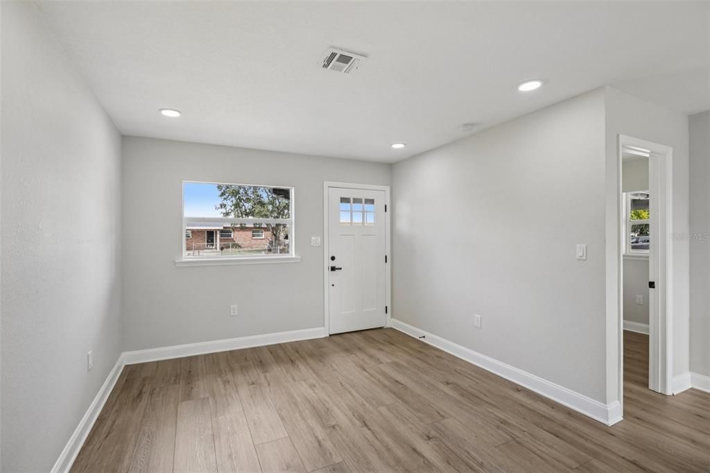 待售: $249,999 (3 贝兹, 1 浴室, 888 平方英尺)