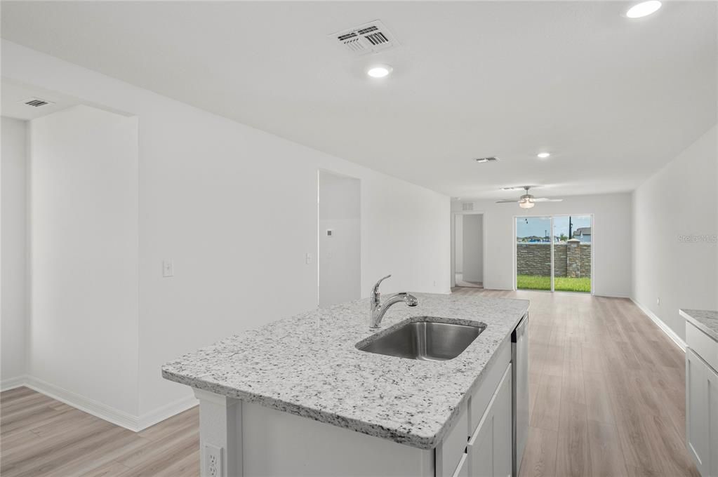 合同活跃: $312,900 (3 贝兹, 2 浴室, 1403 平方英尺)