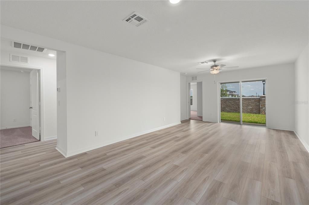 合同活跃: $312,900 (3 贝兹, 2 浴室, 1403 平方英尺)