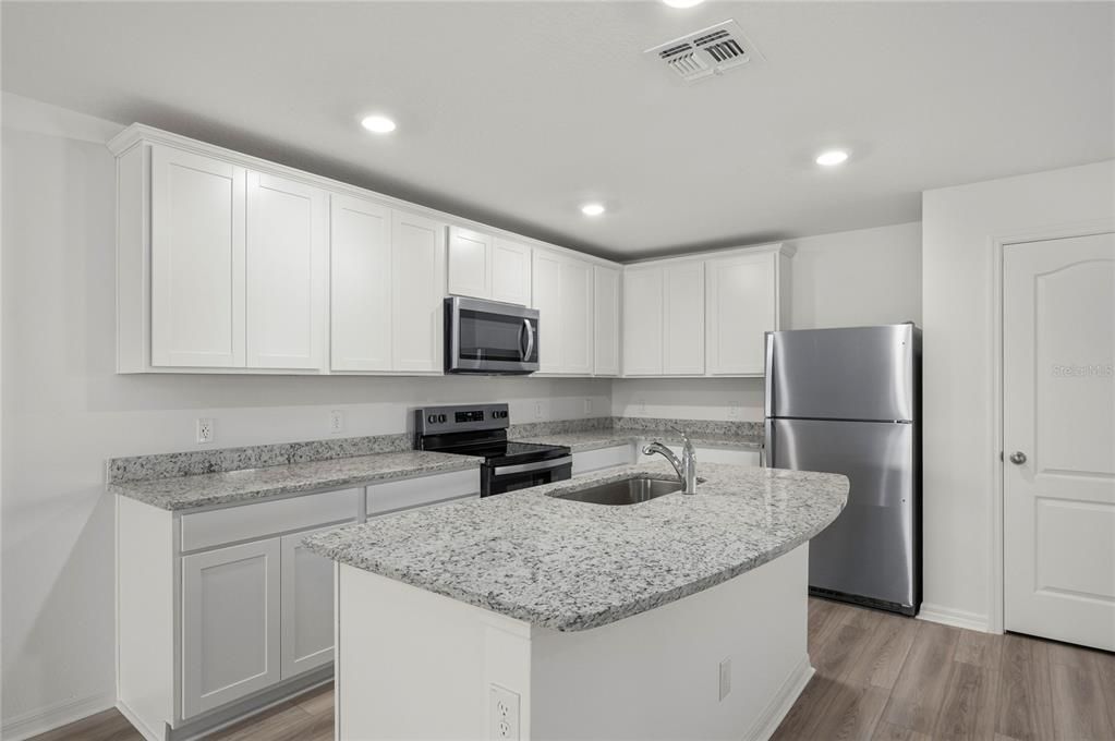 合同活跃: $312,900 (3 贝兹, 2 浴室, 1403 平方英尺)