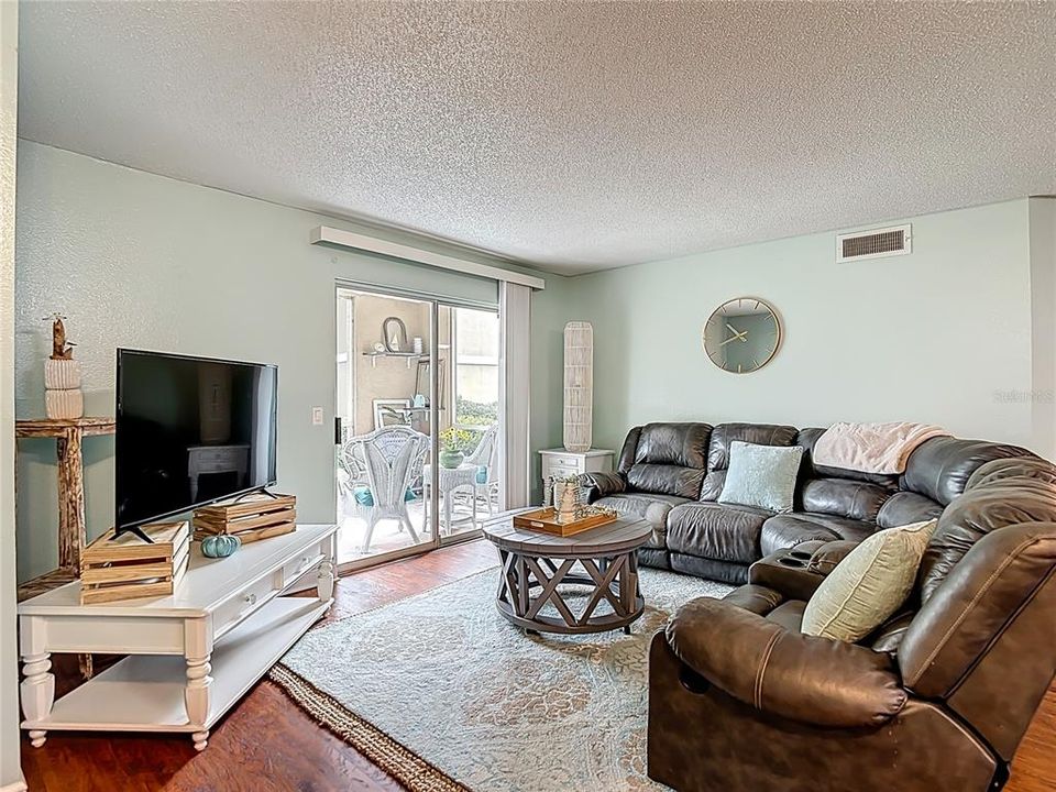 待售: $140,000 (2 贝兹, 1 浴室, 1051 平方英尺)