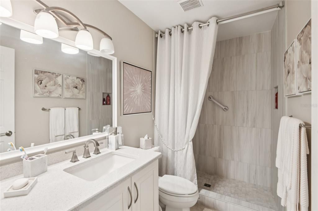 合同活跃: $325,000 (2 贝兹, 2 浴室, 1400 平方英尺)