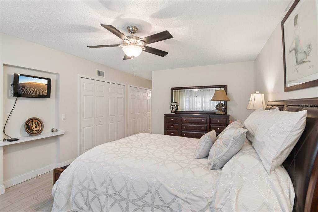 合同活跃: $325,000 (2 贝兹, 2 浴室, 1400 平方英尺)