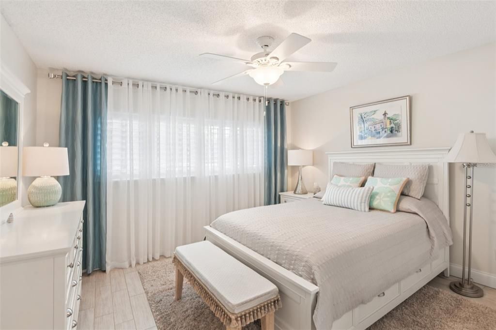 合同活跃: $325,000 (2 贝兹, 2 浴室, 1400 平方英尺)