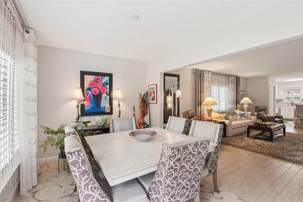 合同活跃: $325,000 (2 贝兹, 2 浴室, 1400 平方英尺)