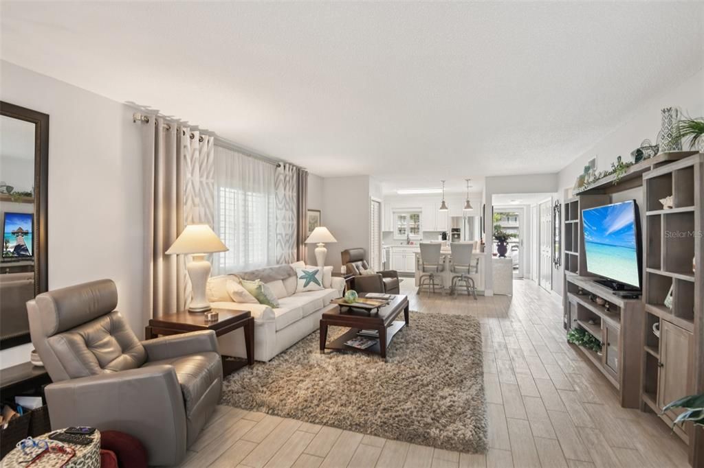 合同活跃: $325,000 (2 贝兹, 2 浴室, 1400 平方英尺)