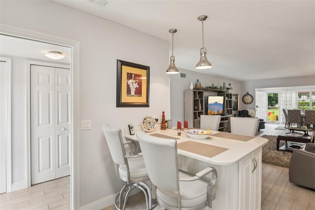 合同活跃: $325,000 (2 贝兹, 2 浴室, 1400 平方英尺)