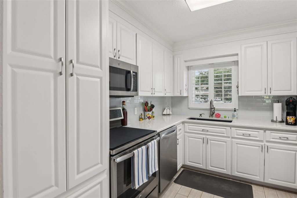 合同活跃: $325,000 (2 贝兹, 2 浴室, 1400 平方英尺)