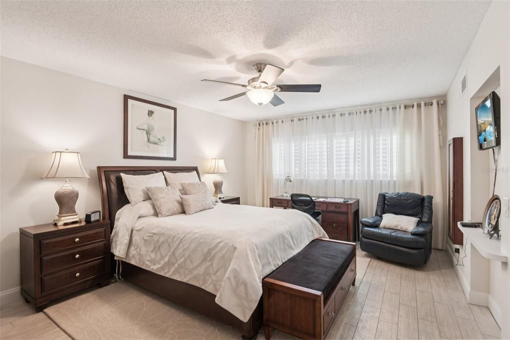 合同活跃: $325,000 (2 贝兹, 2 浴室, 1400 平方英尺)