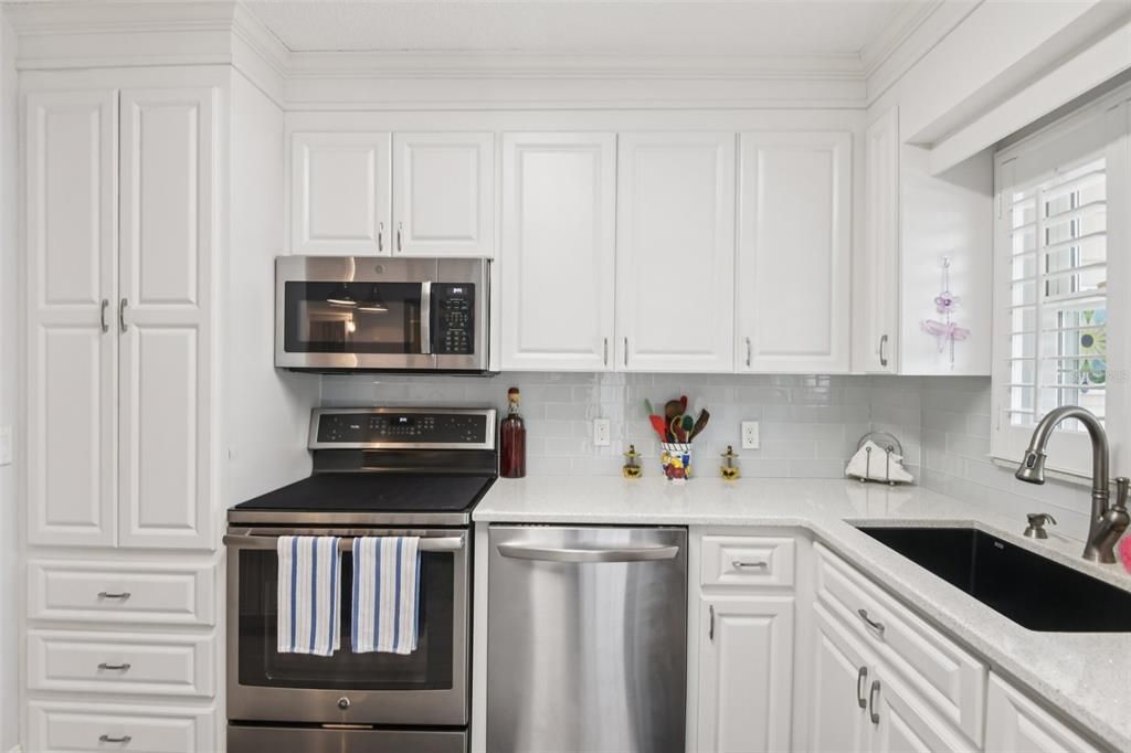 合同活跃: $325,000 (2 贝兹, 2 浴室, 1400 平方英尺)