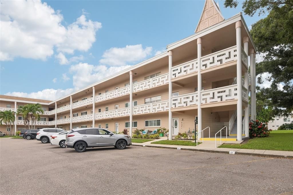 合同活跃: $325,000 (2 贝兹, 2 浴室, 1400 平方英尺)