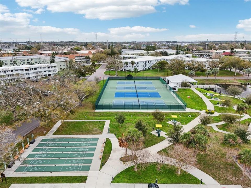 合同活跃: $325,000 (2 贝兹, 2 浴室, 1400 平方英尺)