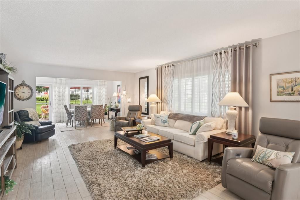 合同活跃: $325,000 (2 贝兹, 2 浴室, 1400 平方英尺)