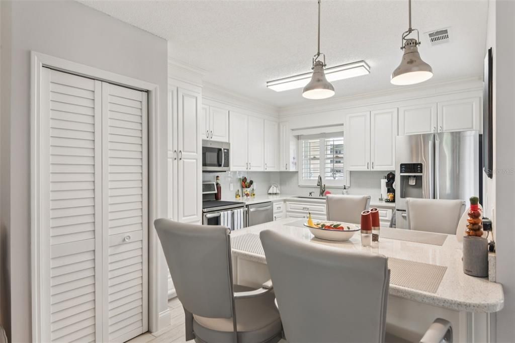 合同活跃: $325,000 (2 贝兹, 2 浴室, 1400 平方英尺)