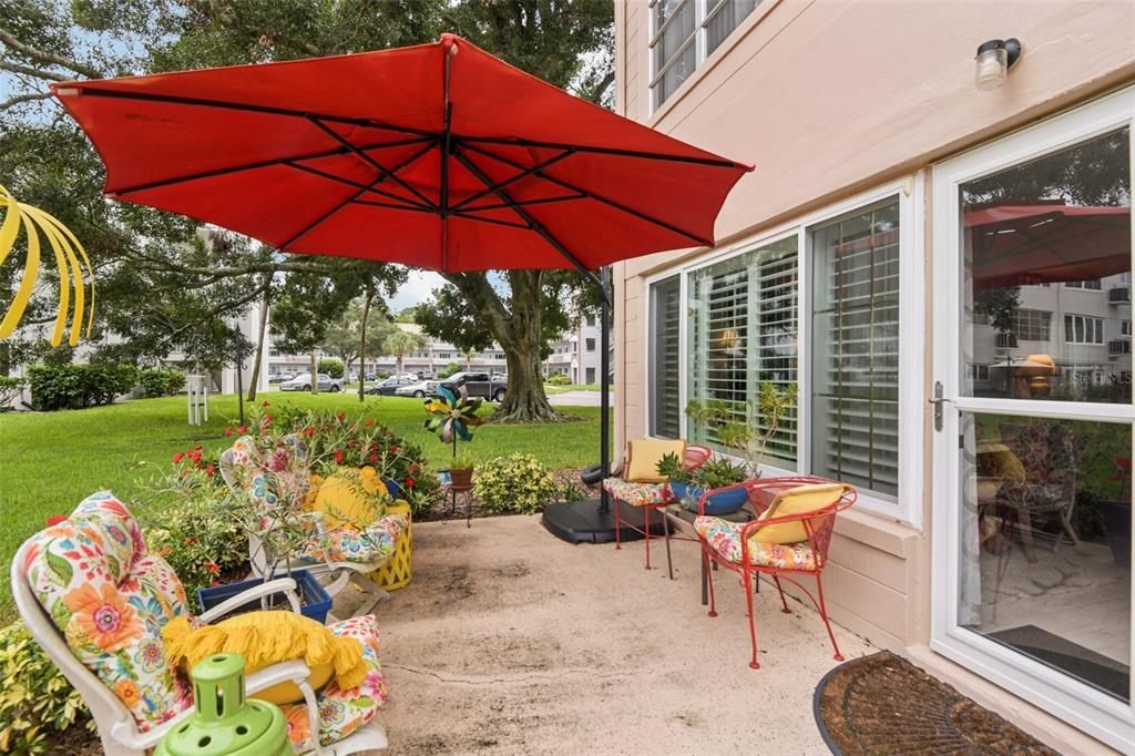 合同活跃: $325,000 (2 贝兹, 2 浴室, 1400 平方英尺)