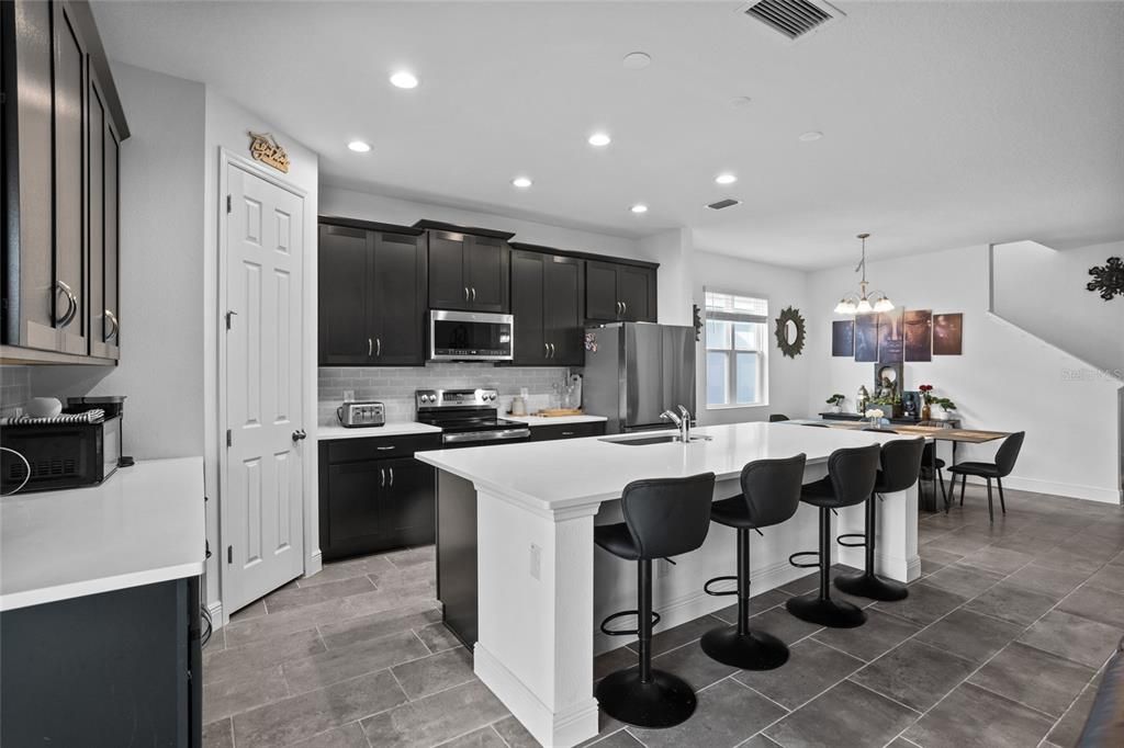 For Sale: $499,900 (5 beds, 3 baths, 2737 Square Feet)