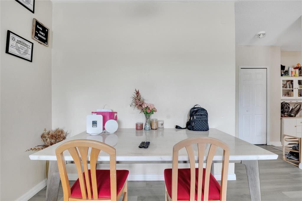 На продажу: $230,000 (3 спален, 2 ванн, 1200 Квадратных фут)