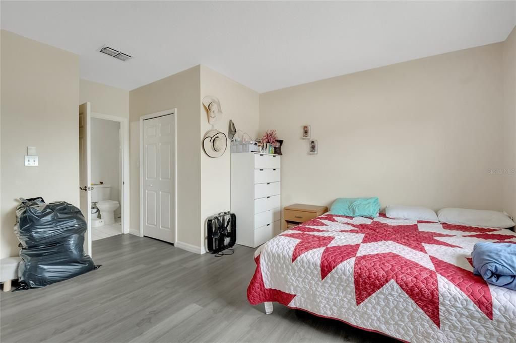 На продажу: $230,000 (3 спален, 2 ванн, 1200 Квадратных фут)