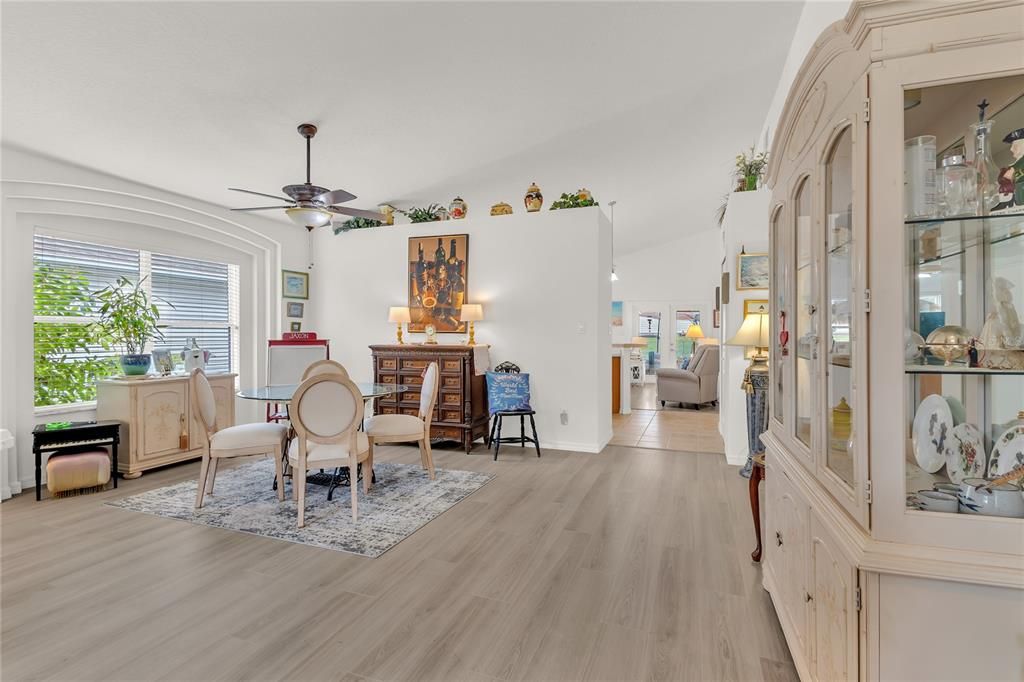 Под контрактом: $271,900 (2 спален, 2 ванн, 1843 Квадратных фут)