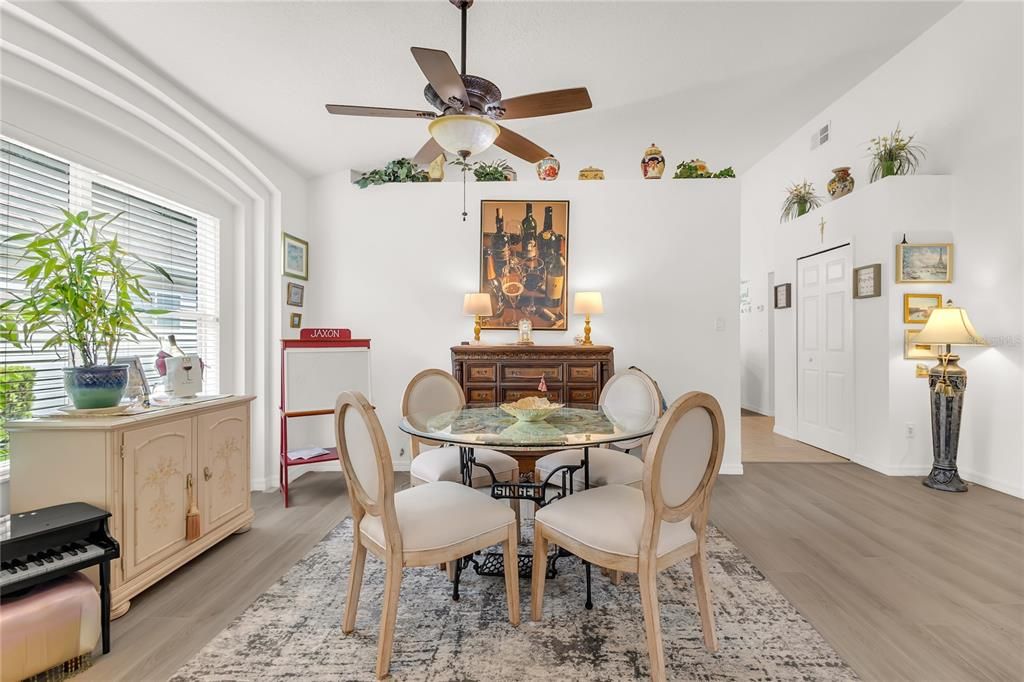 Под контрактом: $271,900 (2 спален, 2 ванн, 1843 Квадратных фут)