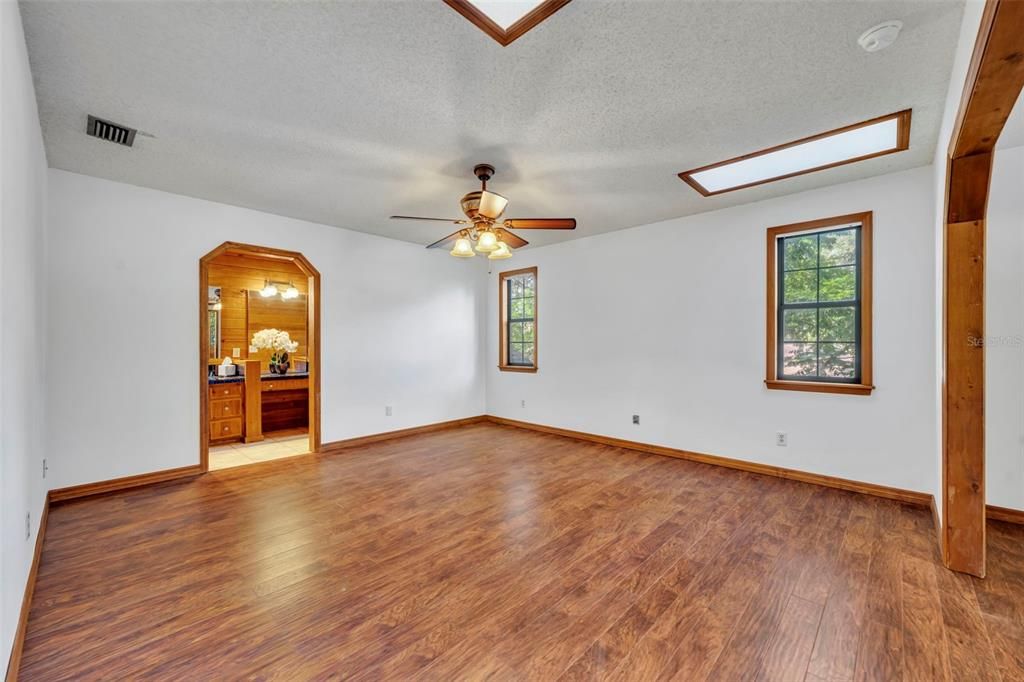 На продажу: $750,000 (7 спален, 4 ванн, 5000 Квадратных фут)