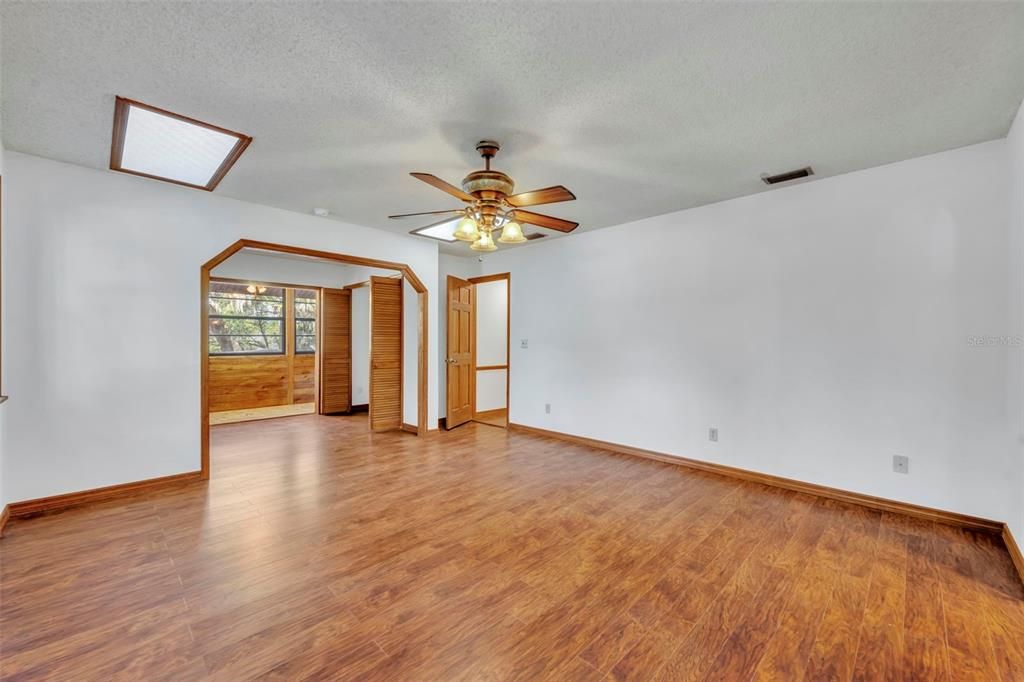 На продажу: $750,000 (7 спален, 4 ванн, 5000 Квадратных фут)