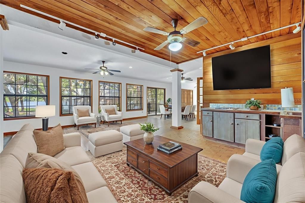 На продажу: $750,000 (7 спален, 4 ванн, 5000 Квадратных фут)