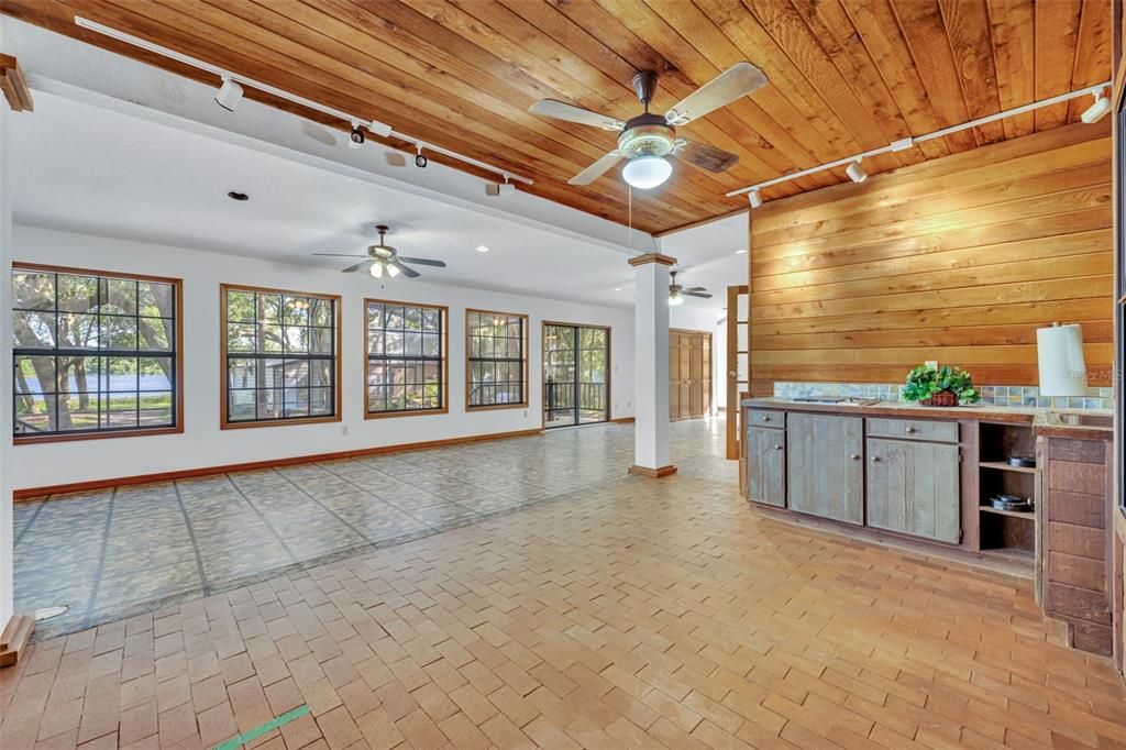 На продажу: $750,000 (7 спален, 4 ванн, 5000 Квадратных фут)