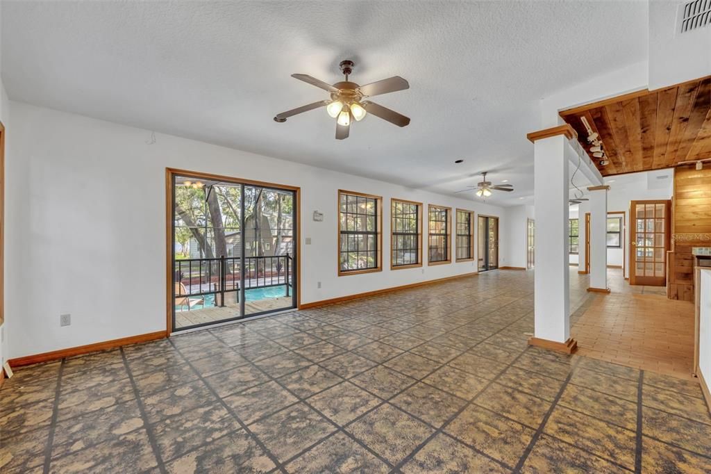 На продажу: $750,000 (7 спален, 4 ванн, 5000 Квадратных фут)