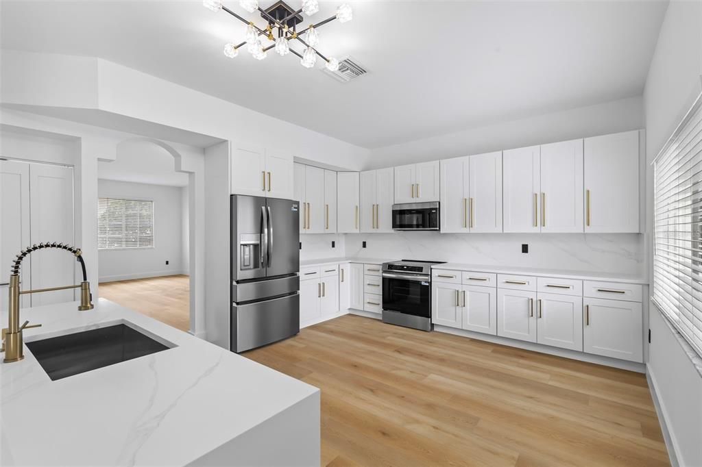 Под контрактом: $599,000 (6 спален, 3 ванн, 3174 Квадратных фут)