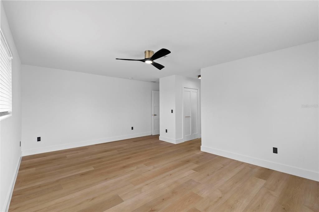 Под контрактом: $599,000 (6 спален, 3 ванн, 3174 Квадратных фут)