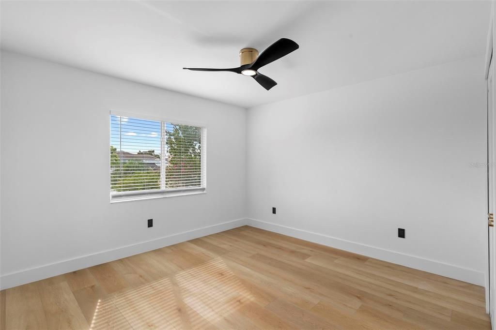 Под контрактом: $599,000 (6 спален, 3 ванн, 3174 Квадратных фут)