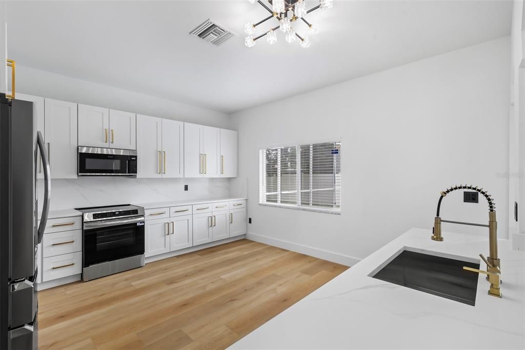 Под контрактом: $599,000 (6 спален, 3 ванн, 3174 Квадратных фут)