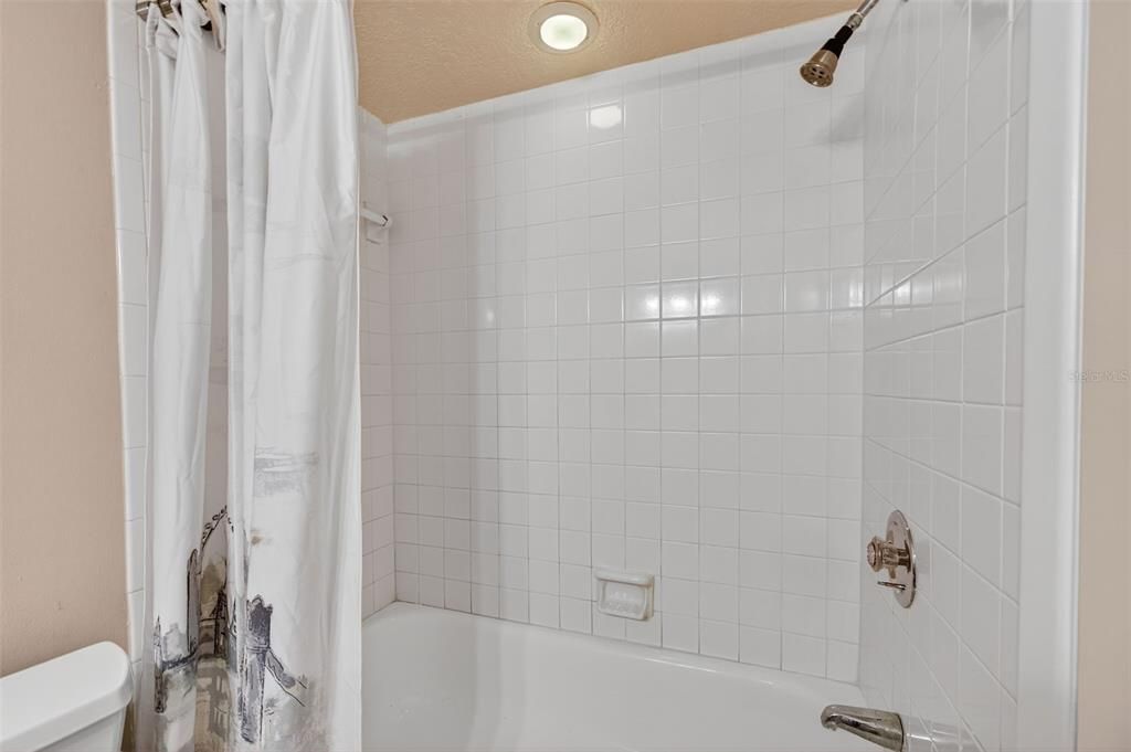 Active With Contract: $295,000 (2 beds, 2 baths, 1090 Square Feet)