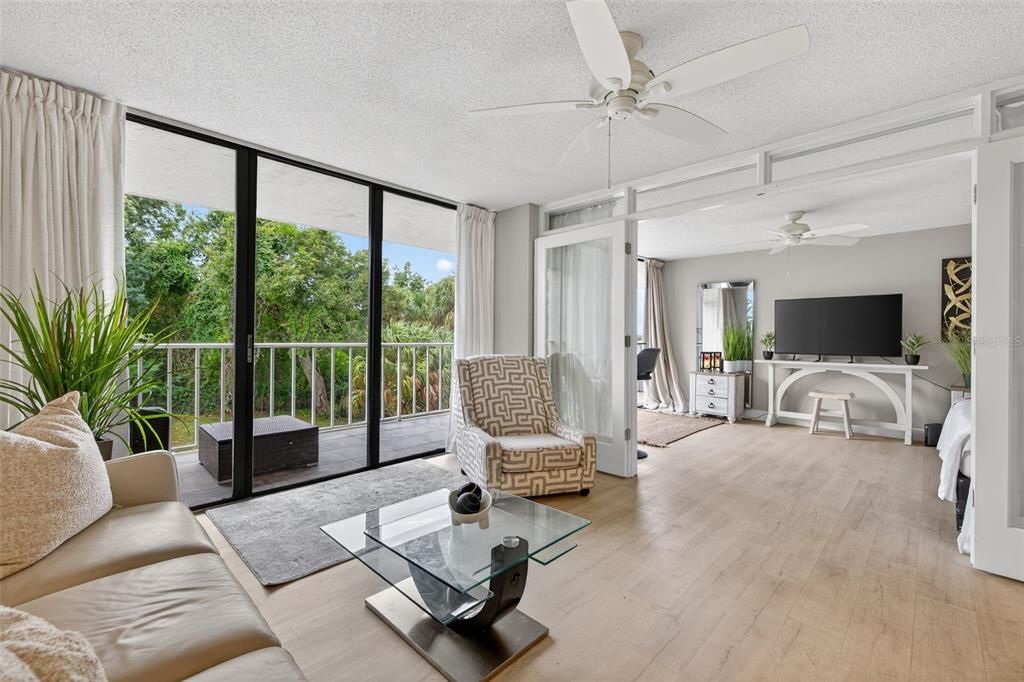 Active With Contract: $295,000 (2 beds, 2 baths, 1090 Square Feet)