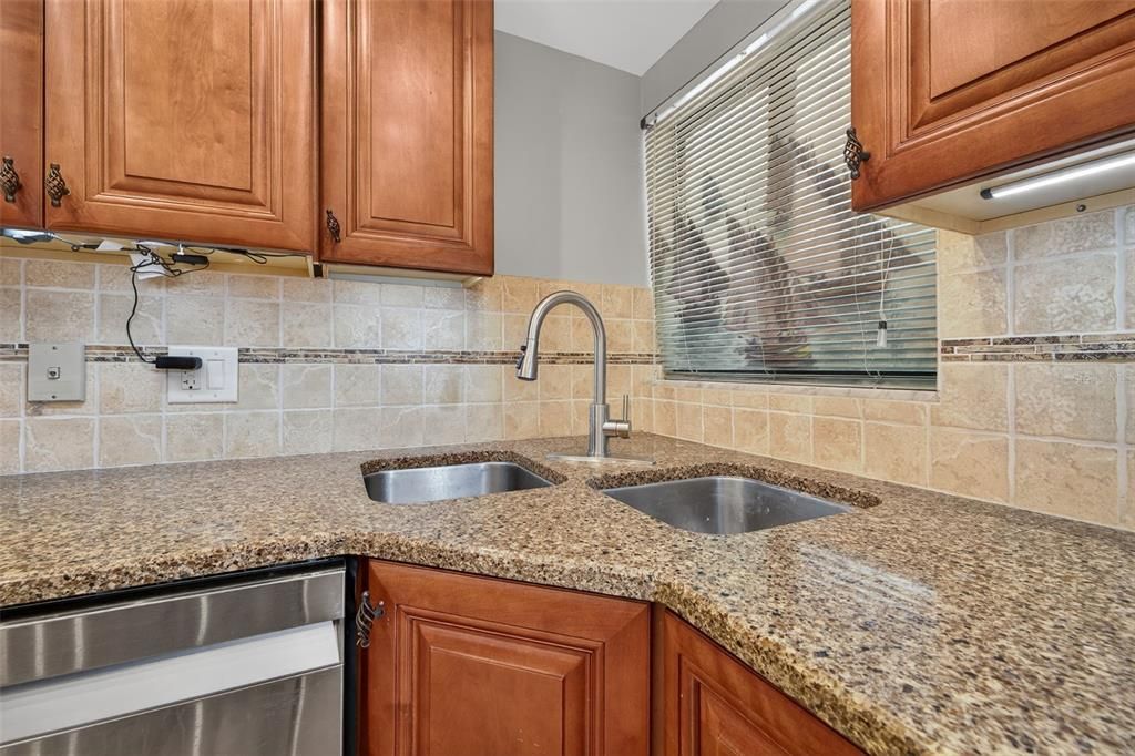 Active With Contract: $295,000 (2 beds, 2 baths, 1090 Square Feet)