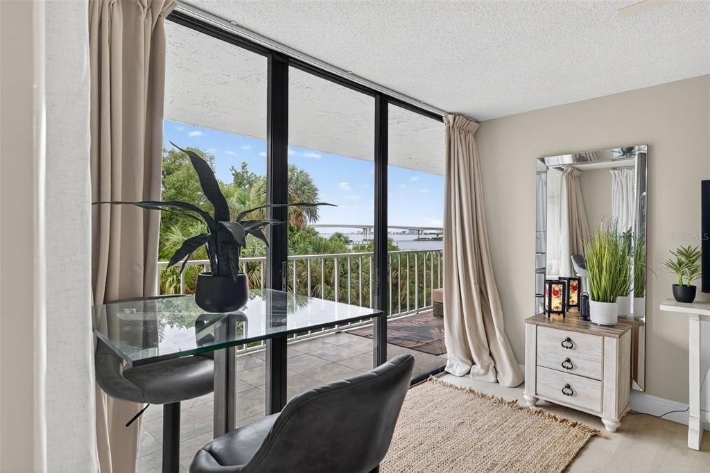 Active With Contract: $295,000 (2 beds, 2 baths, 1090 Square Feet)