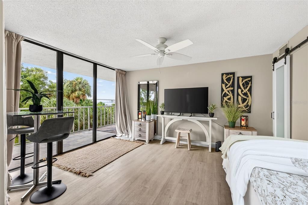 Active With Contract: $295,000 (2 beds, 2 baths, 1090 Square Feet)