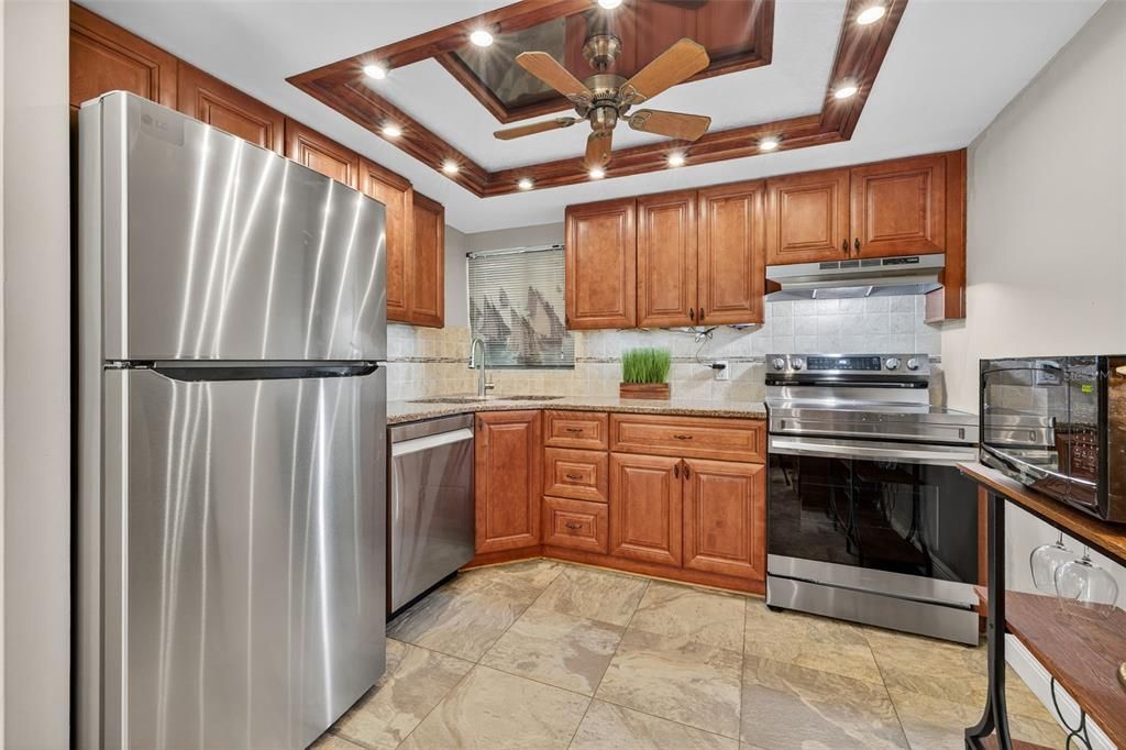 Active With Contract: $295,000 (2 beds, 2 baths, 1090 Square Feet)