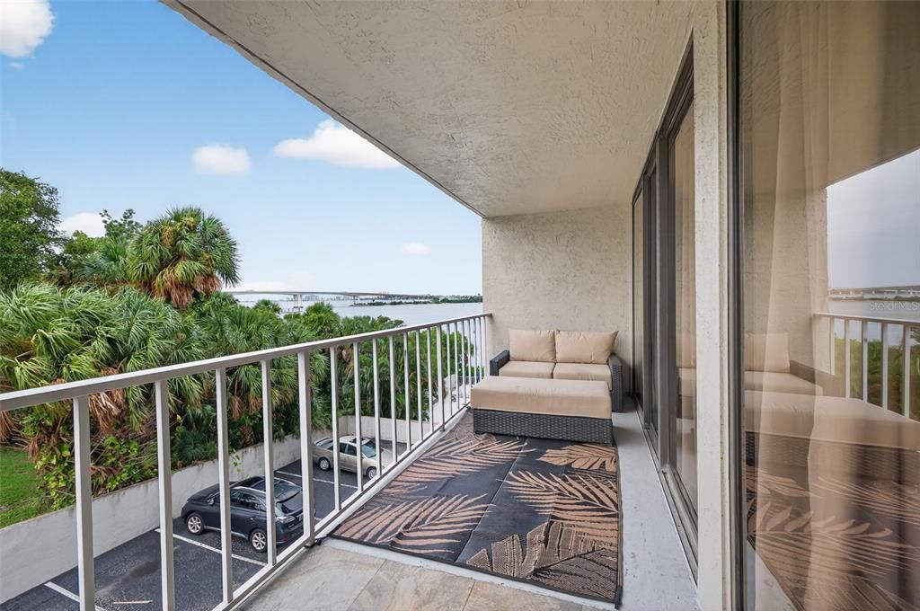 Active With Contract: $295,000 (2 beds, 2 baths, 1090 Square Feet)