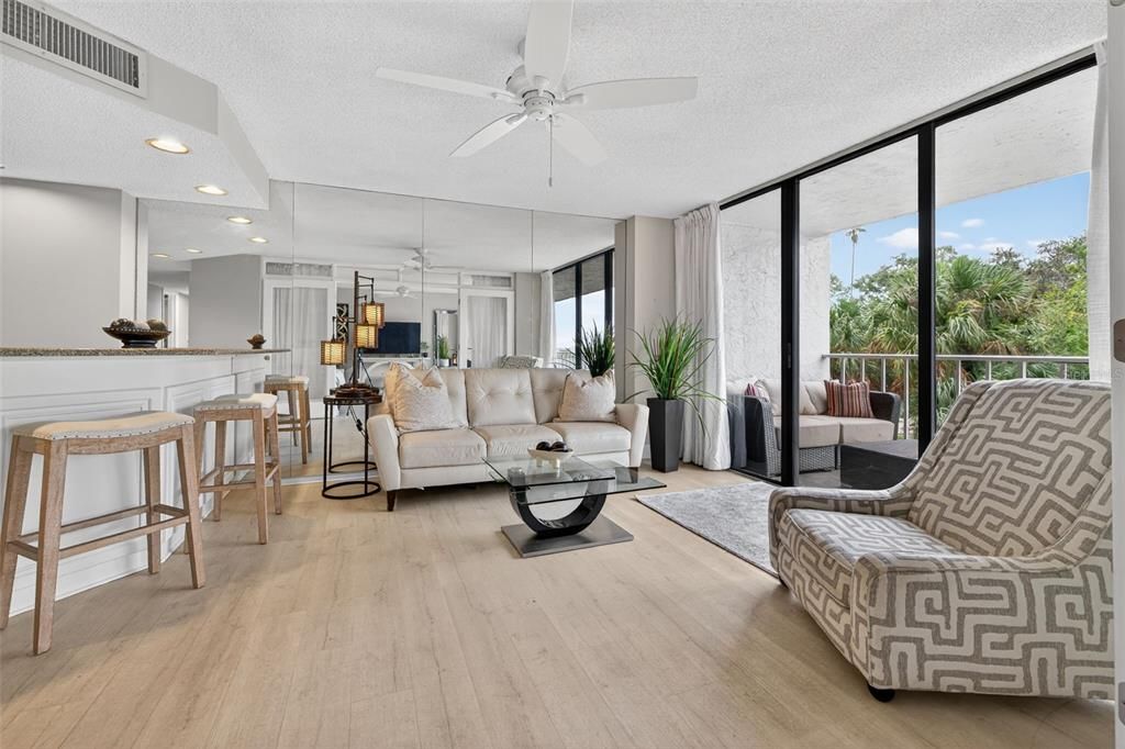 Active With Contract: $295,000 (2 beds, 2 baths, 1090 Square Feet)