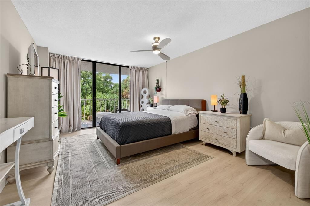 Active With Contract: $295,000 (2 beds, 2 baths, 1090 Square Feet)