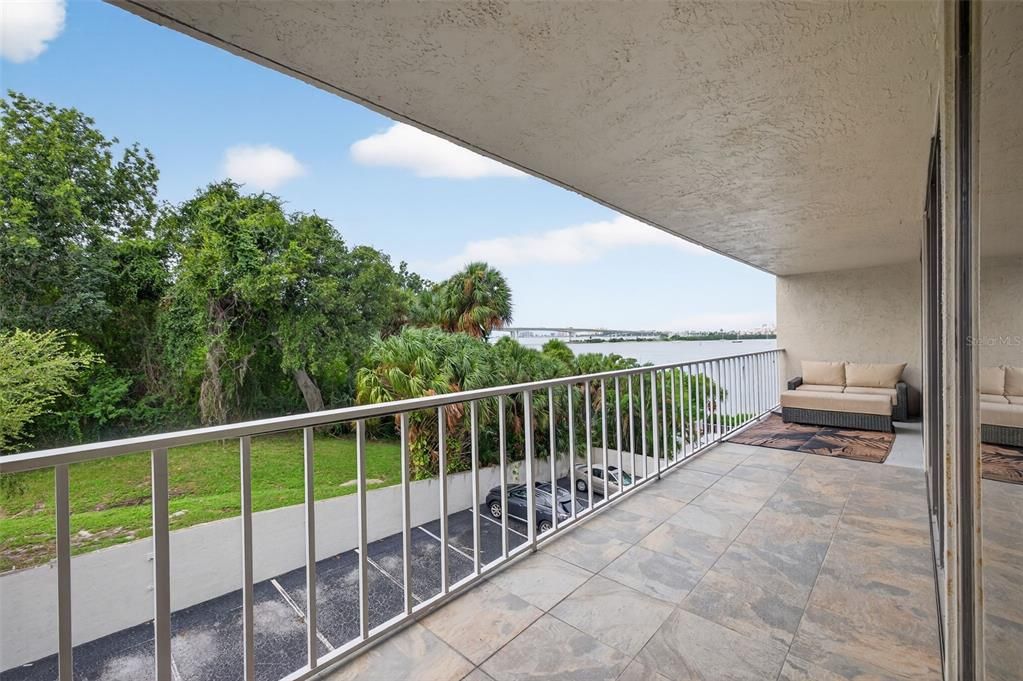 Active With Contract: $295,000 (2 beds, 2 baths, 1090 Square Feet)