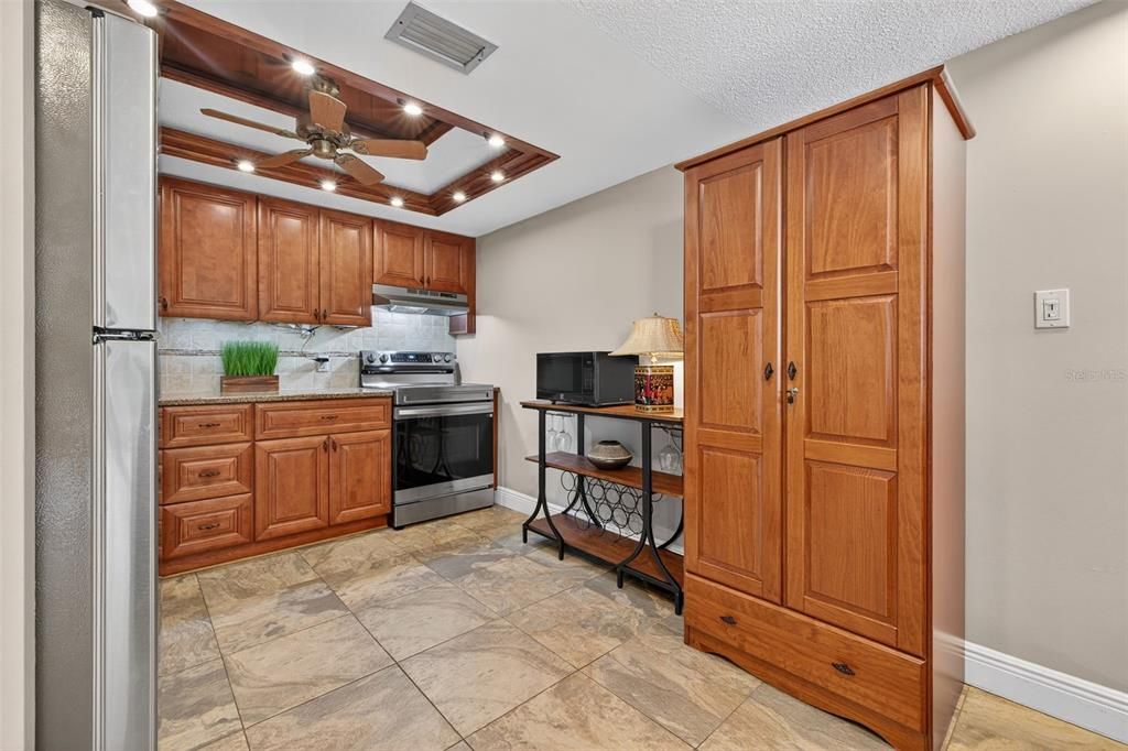 Active With Contract: $295,000 (2 beds, 2 baths, 1090 Square Feet)