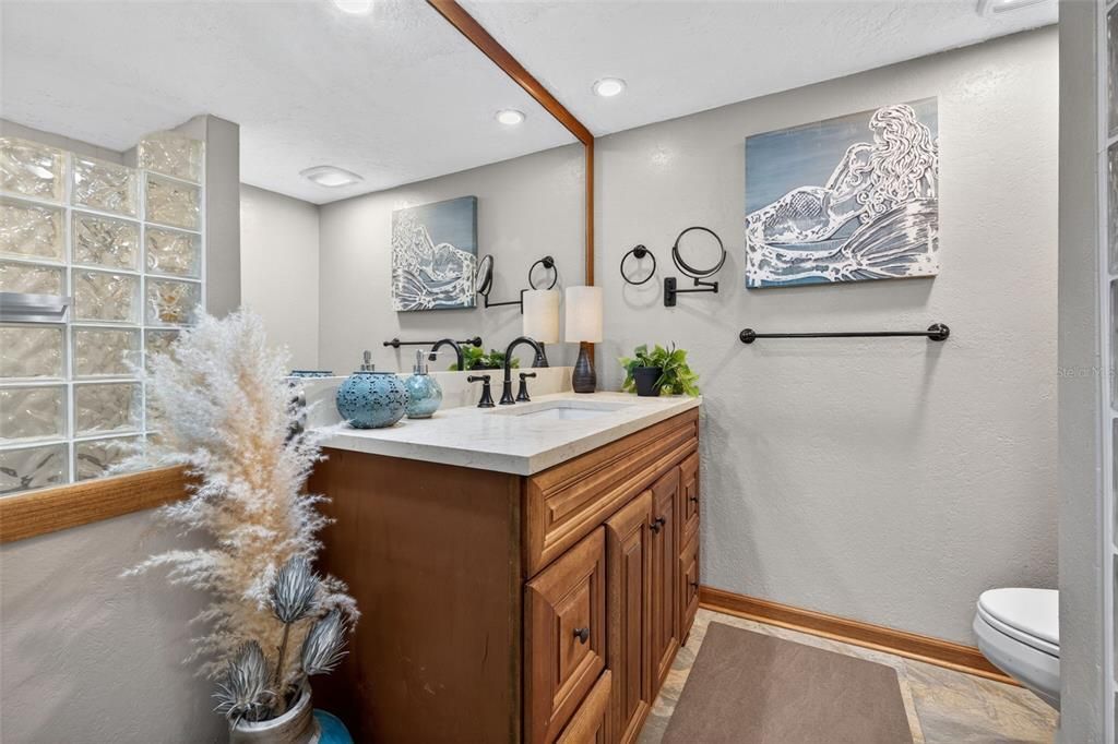 Active With Contract: $295,000 (2 beds, 2 baths, 1090 Square Feet)