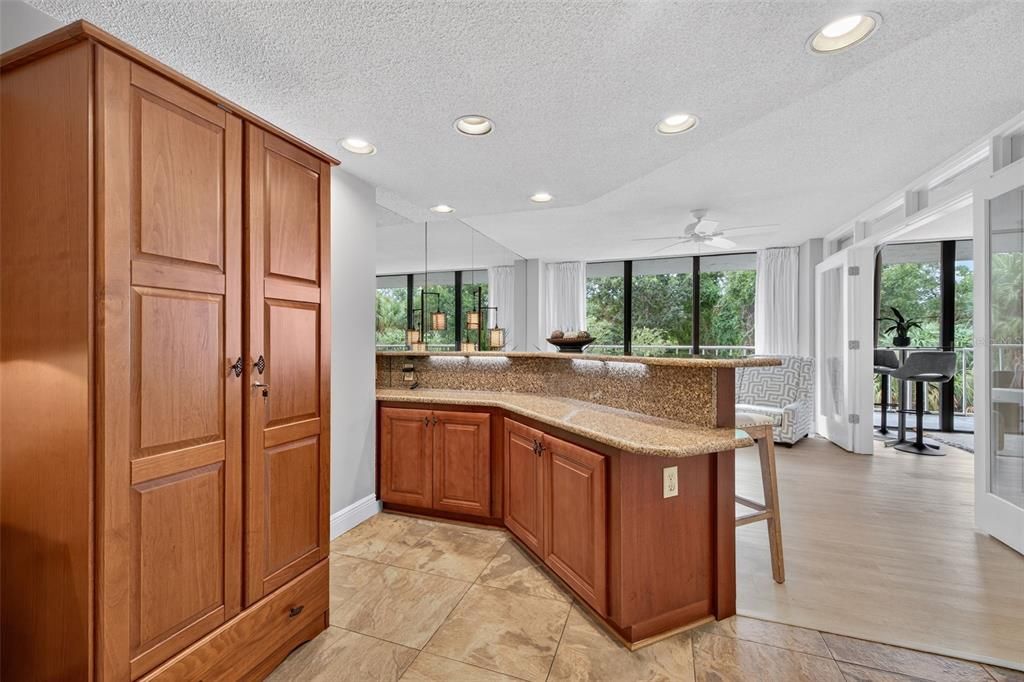 Active With Contract: $295,000 (2 beds, 2 baths, 1090 Square Feet)